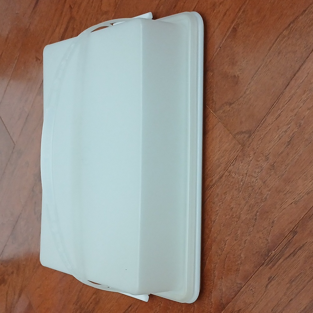 Tupperware Rectangle Cake Carrier with handle